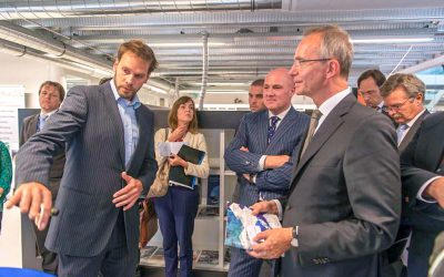 Ideevolutie presents for Minister Henk Kamp